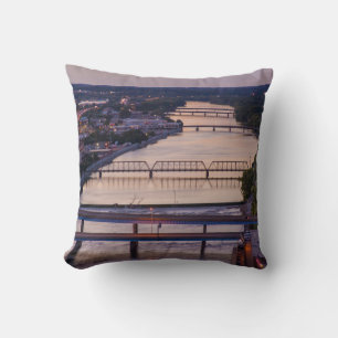 Coussin De Nombreux Pont Entourent La Grande Rivière, Vue