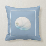 Coussin de thème nautique<br><div class="desc">Jetez un oreiller à thème nautique avec coquillage bleu lune sur arrière - plan bleu clair Voir tous les modèles coussins coordonnés chez Sandy Feet Studios.</div>