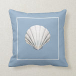 Coussin de thème nautique<br><div class="desc">Jeter l'oreiller à thème nautique avec coquillage blanc sur bleu clair arrière - plan Voir tous les modèles coussins coordonnés chez Sandy Feet Studios.</div>