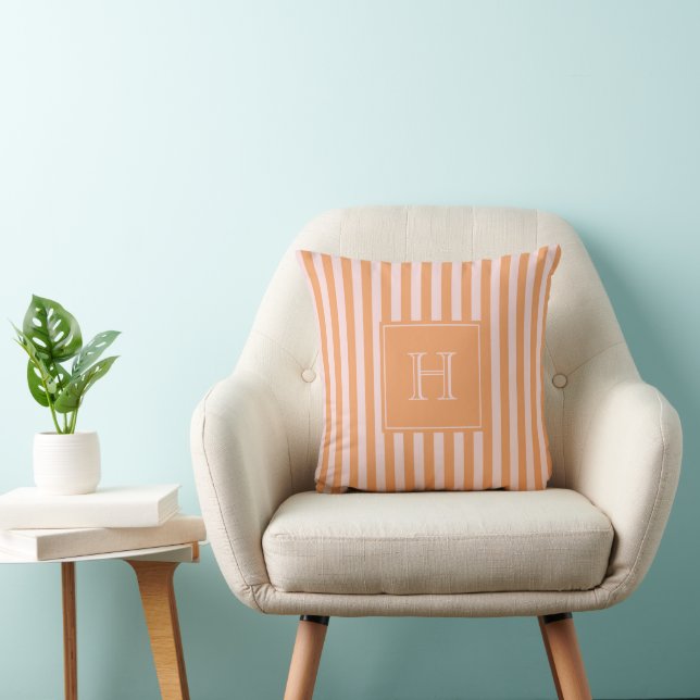 Coussin Déco chic et préppy à rayures monogramme orange et (Chaise)