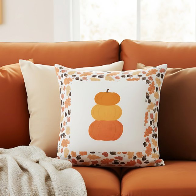Coussin Décor d'automne de ferme avec citrouilles empilées (Autumn pumpkin pillow with leaf pattern brings charm to a cozy warm-toned sofa.)