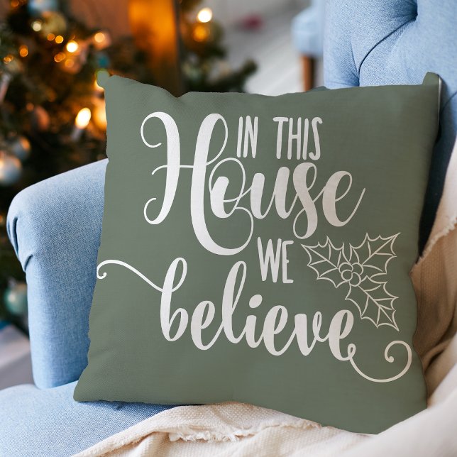 Coussin Décor De Noël Dans Cette Maison Nous Croyons (Christmas Home Decor In This House We Believe Throw Pillow)