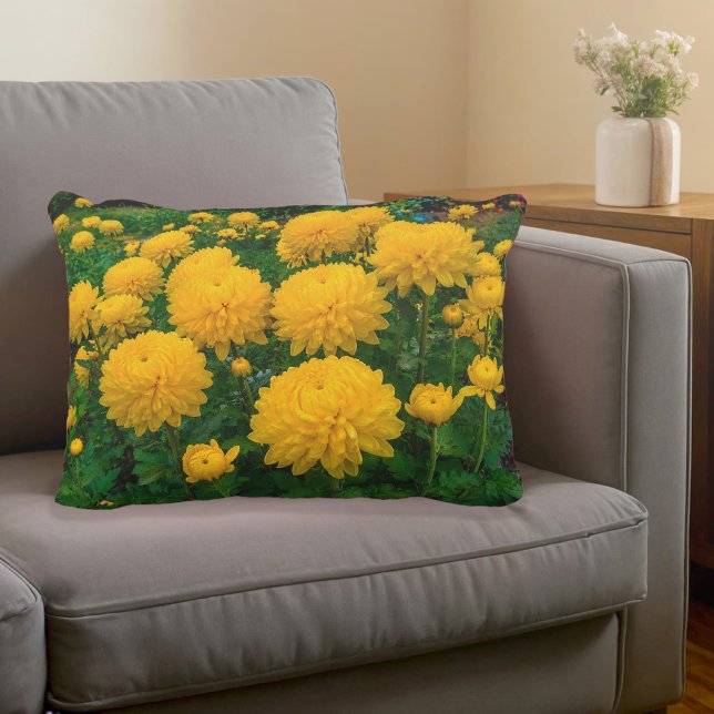 Coussin décoratif aux chrysanthèmes jaunes (Accent pillow with yellow chrysanthemums)