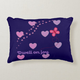coussin décoratif avec cœurs et empreintes de patt