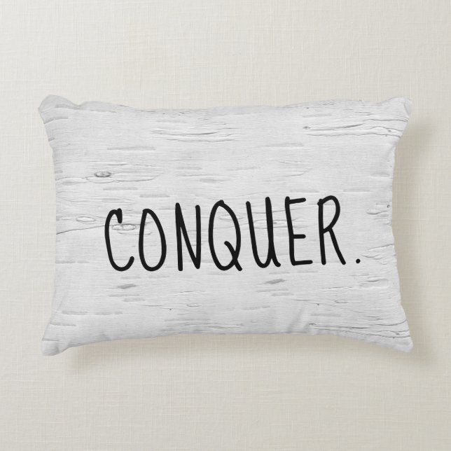 Coussin décoratif avec texte CONQUER sur un boulea (Devant)