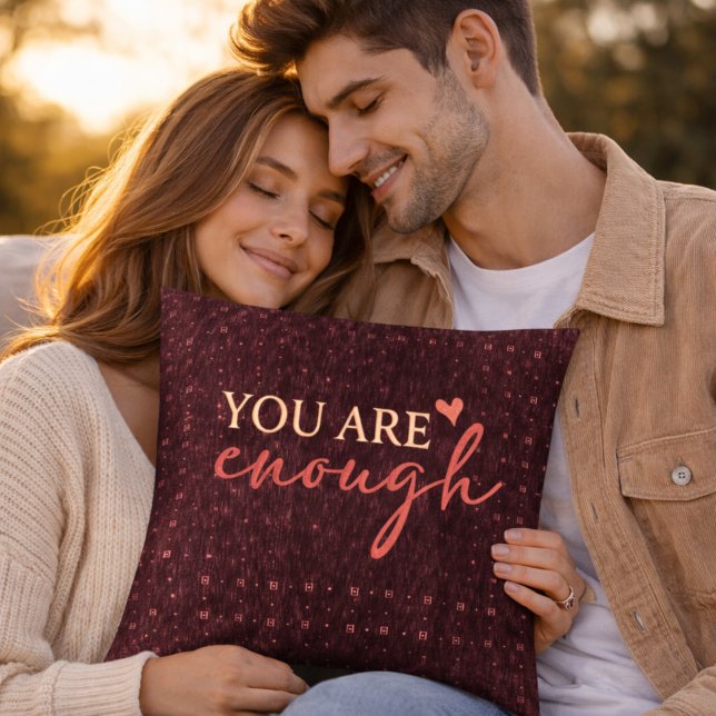 Coussin décoratif bordeaux avec citation inspirant (Créateur téléchargé)