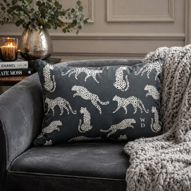 Coussin décoratif | Coussin Lombaire à motif de gu (A stylish cheetah pattern throw pillow with fashion led appeal and monogram initials.)