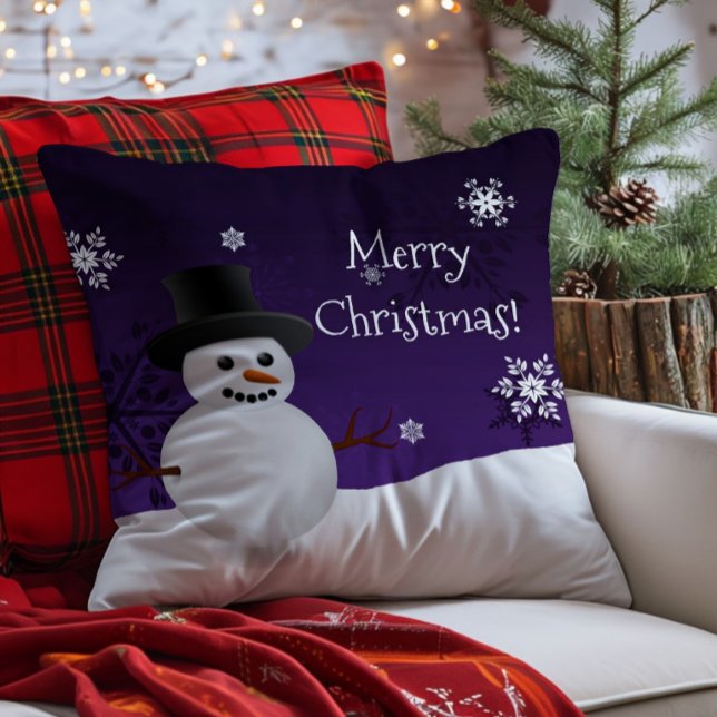 Coussin décoratif de Noël Scène hivernale Bonhomme (Purple Snowman Winter Scene Christmas Throw Pillow)