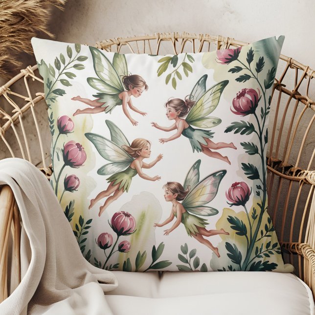 Coussin décoratif floral Fairycore vert sauge (Sage Green Fairycore Floral Throw Pillow in a boho rattan armchair.)