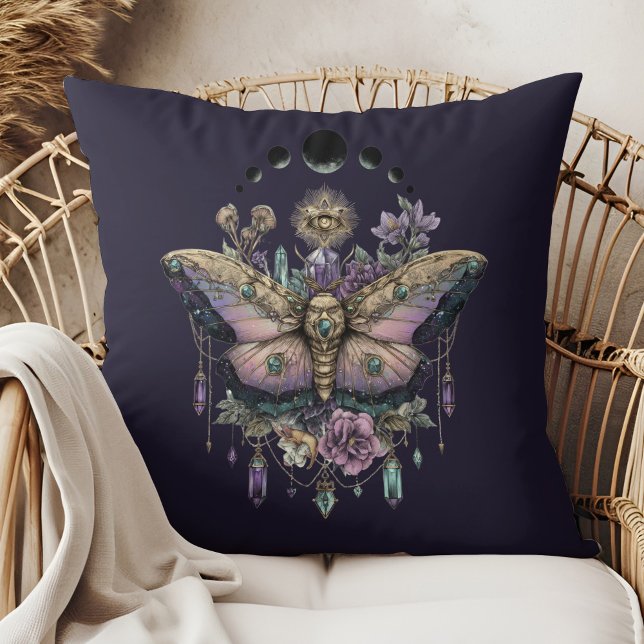 Coussin décoratif Phases lunaires de la mite céles (Celestial Moth Moon Phases Throw Pillow in a boho rattan armchair)