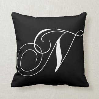 Coussin décoré d'un monogramme de concepteur blanc