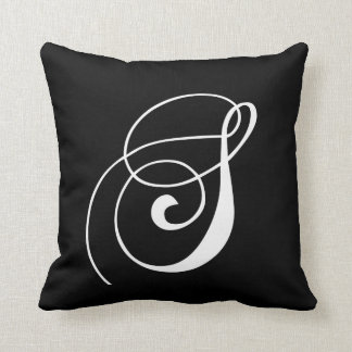 Coussin décoré d'un monogramme de concepteur blanc