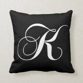 Coussin décoré d'un monogramme de concepteur blanc