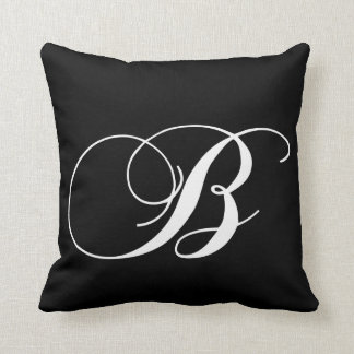 Coussin décoré d'un monogramme de concepteur blanc