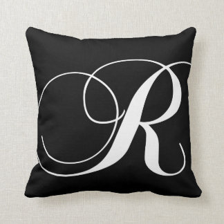 Coussin décoré d'un monogramme de concepteur blanc