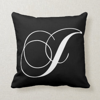 Coussin décoré d'un monogramme de concepteur blanc