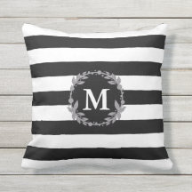 Coussin décoré d'un monogramme de grande rayure