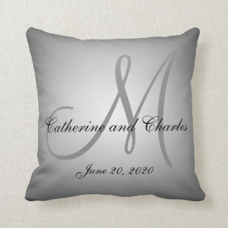 Coussin décoré d'un monogramme de mariage
