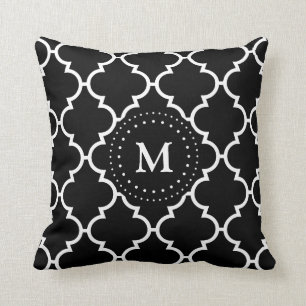 Coussin décoré d'un monogramme de motif blanc noir