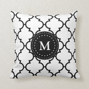 Coussin décoré d'un monogramme de motif noir bla