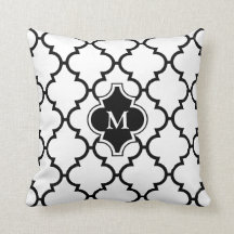 Coussin décoré d'un monogramme de motif noir blanc