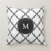 Coussin décoré d'un monogramme de motif noir blanc