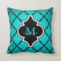 Coussin décoré d'un monogramme de motif noir de