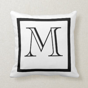 Coussin décoré d'un monogramme négatif positif