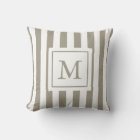 Coussin décoré d'un monogramme rayé