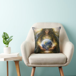 Coussin Déesse Gaïa tenant doucement la planète Terre
