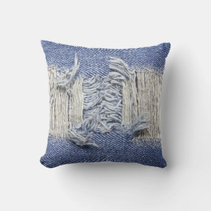 Coussin Dénim bleu déchiré : texture de jeans.