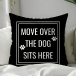 Coussin Déplacer Le Chien Est Assis Ici Animaux De Compagn<br><div class="desc">Déplacez-Vous Sur Le Chien Assis Ici Drôle Animateur Jetez L'Oreiller. Ce coussin animal est agrémenté d'empreintes de pattes et d'une mignonne citation. Personnalisez ce design personnalisé avec votre propre devis ou texte.</div>
