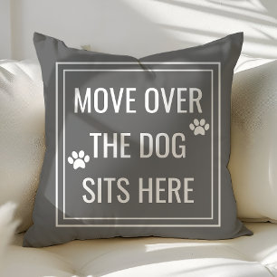 Coussin Déplacez-vous, le chien s'assoit ici drôle Gris An