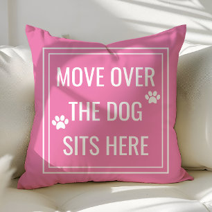 Coussin Déplacez-vous le chien s'assoit ici drôle rose ani