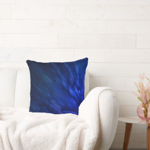 Coussin Des ailes mystiques aux plumes bleues profondes