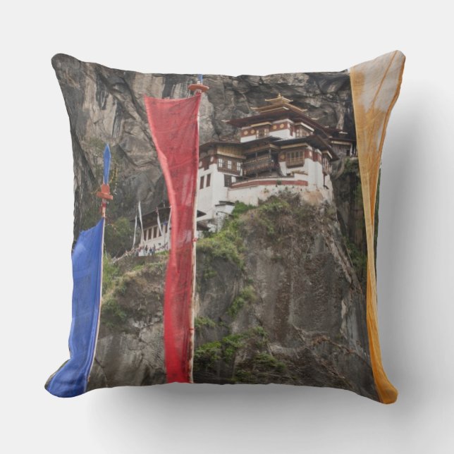 Coussin Des drapeaux de prière flottent près de Taktshang (Recto)
