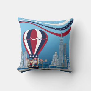 Coussin Des enfants volent sur une montgolfière patriotiqu