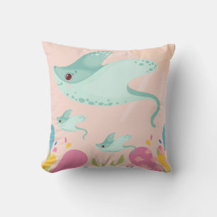Coussin Des mignongres dans la scène océanique rose,