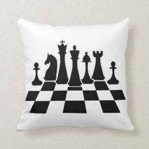 Coussin Des pièces d'échecs noires sur un échiquier