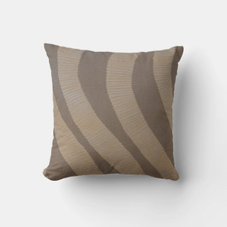 Coussin des rayures de ton terrestre