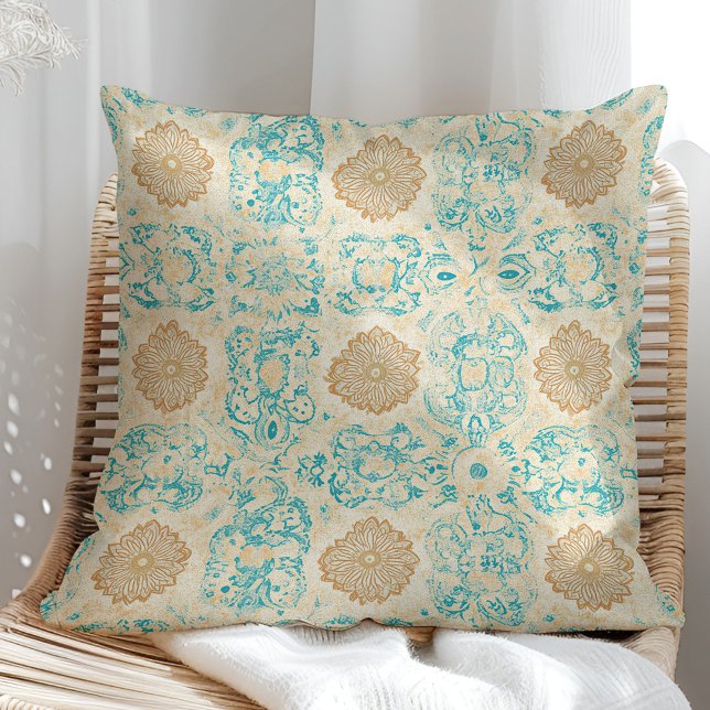 Coussin Desert Dream Sable Vintage & Floroms Turquoise (Desert Dream Vintage Sand & Turquoise Blooms Throw Pillow in a sunny boho rattan chair.)