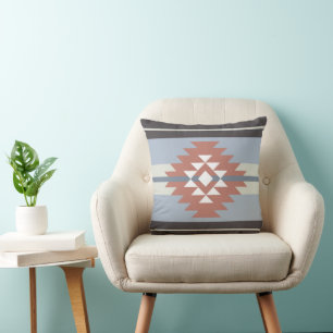 Coussin Design aztèque en rose et bleu