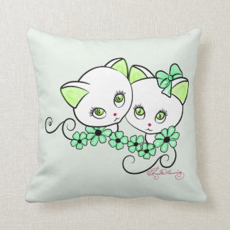 Coussin Deux chatons mignons avec des pâquerettes vertes