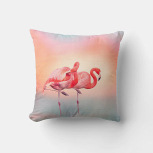 Coussin Deux flamants roses dans l'eau au coucher du solei