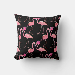 Coussin Deux flamants roses sur un arrière - plan noir. In