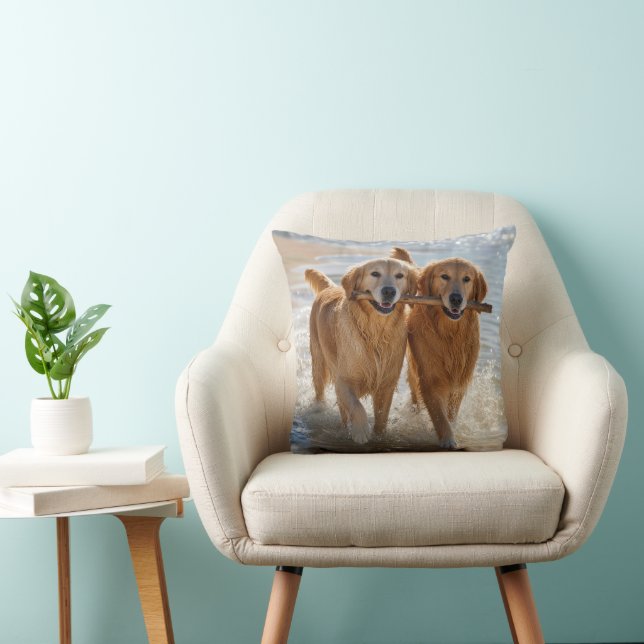 Coussin Deux Golden Retrievers portant un bâton (Chaise)