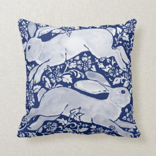 Coussin Deux lapins en saut Hares Motif Floral bleu
