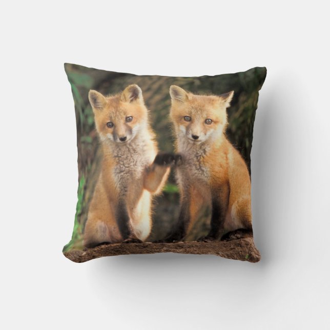 Coussin Deux Pups Red Fox devant leur Den (Recto)