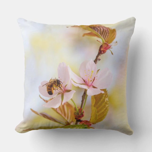 Coussin D'extérieur Abeille sur une fleur de cerisier (Recto)