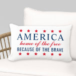Coussin D'extérieur Accueil des Libres à cause de l'Amérique courageus<br><div class="desc">Le design coussin de typographie patriotique comprend la citation "America : Home of the Free,  Because of the Brave" avec des accents d'étoiles et des rayures horizontales motif à l'envers. Couleurs rouge,  blanc et bleu marine.</div>